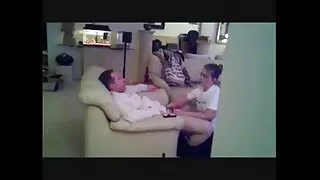 ක්රියාකාරී brunette ඉඩ දෙනවා කුකුළා දී අපතයා පසු blowjob