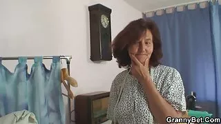 ලස්සන කාන්තාවක් කළු කුකුළා සිට දැඩි මගුල විය