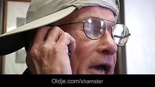 භාවිතා කරමින් dildo fucks ටෙන්ඩර් ගර්ල් පූස්
