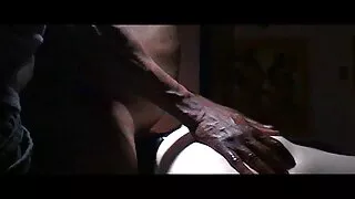 තරුණ දැරිය සතුටින් masseur හා කෙළ ලබා