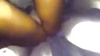 ලස්සන කළු පැහැති හිසකෙස් ඇති ගැහැණු හා fucks