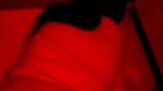 තරුණ හා අධිෂ්ඨානශීලී දැරියක් පස්ස දී