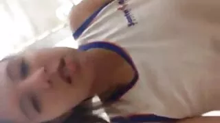ඉතා විශ්වාස තරුණ කාන්තාවක් කුකුළා මත පැන