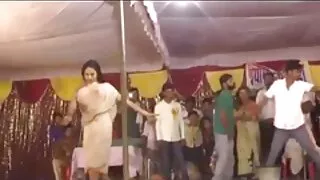 ගැහැණු විශ්වාසයෙන් යුතුව පියයුරු අතර කුකුළා pinches